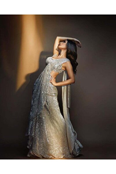 VBT ساري من قماش الجورجيت مطرز بالترتر الفضي مع بلوزة غير مخيطة