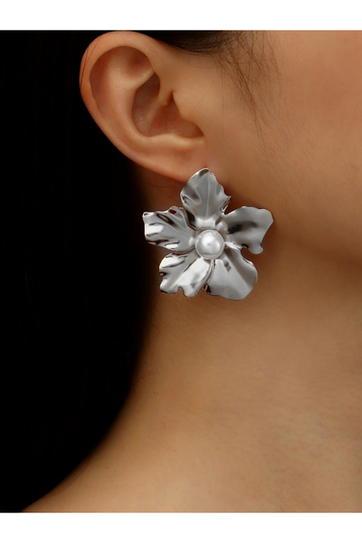 Take Two By Styli أقراط من اللؤلؤ الصناعي على شكل زهرة