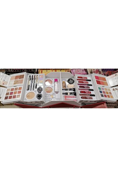 SOFTH A complete makeup set.