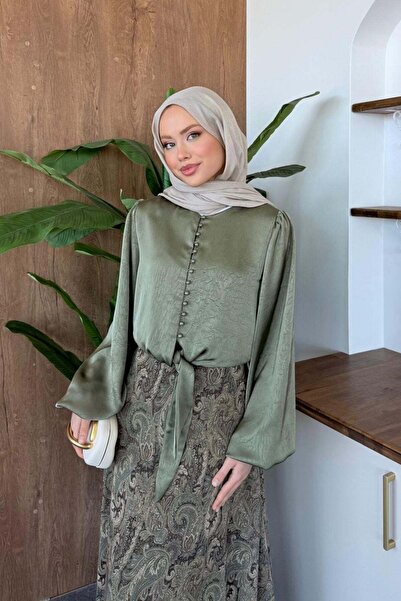 Hazamoda قميص من الساتان المزين باللؤلؤ بلون النعناع