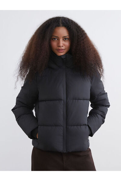 LC Waikiki معطف نسائي قابل للنفخ باللون الأسود من XSIDE بغطاء رأس