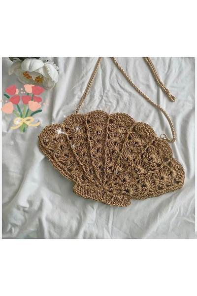 Serashine Pinterest are o căsuță de vară din paie. ⛱️   geantă ✨ 🌼