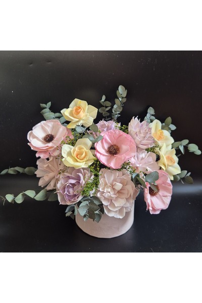 Yellow Tulip Aranjament pastel-flori sola si eucalipt criogenate