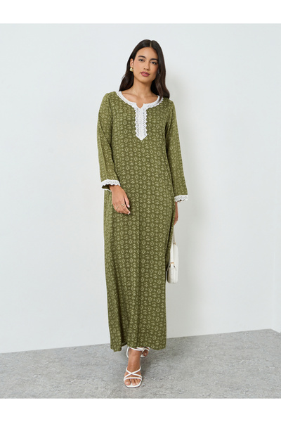 Amirah By Styli جلابية بقصة قَصّة على شكل A بتفاصيل دانتيل وطبعة بنقشة زهور خ...