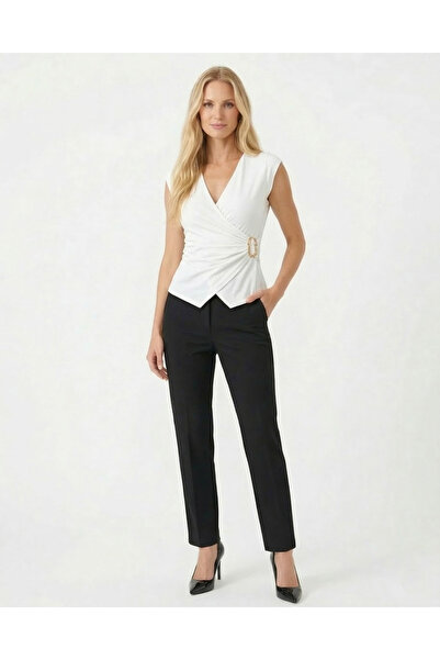 ModaShan Kadın Kruvaze V Yaka Yanı Metal Tokalı Drapeli Kolsuz Şık Bluz