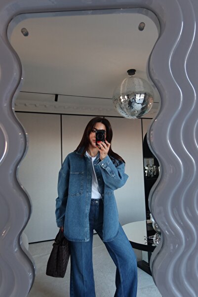 Özge Özgenç Büyük Cepli Oversize Denim Gömlek