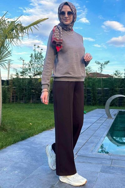 Rabia Şamlı Παντελόνι με ραβδώσεις σε απόχρωση Bitter Brown Φαρδιά μπατζάκια