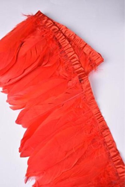 Yarn World Decorative feathers (chicken feathers) with colorful, modern touches