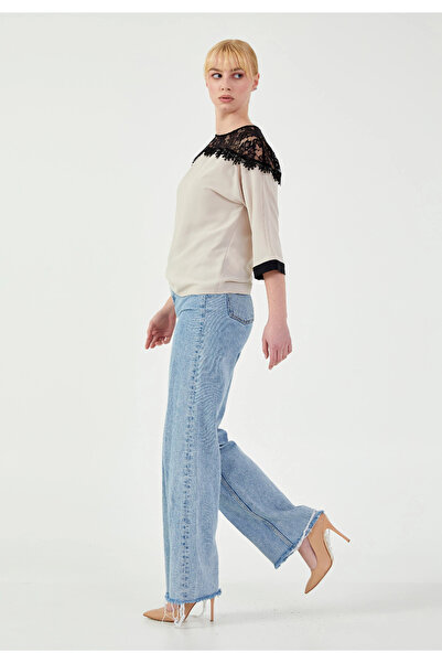 1way بلوزة تركية بتفاصيل دانتيل أنيقة