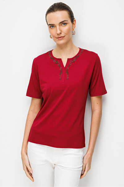 Desen Triko Γυναικείο μπλουζάκι με ανοιχτό γιακά, κεντημένο με λουλούδια, από...