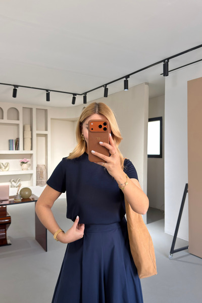 Sezgi Tekin Μπλουζάκι με λαιμόκοψη περιστροφικής κοπής σε σκούρο μπλε χρώμα T...