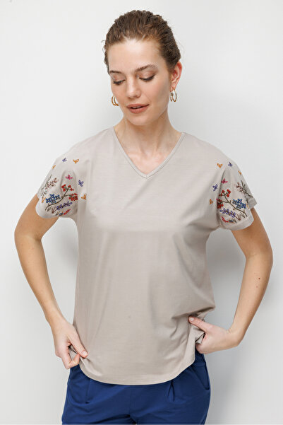 Desen Triko Γυναικείο μπλουζάκι με λαιμόκοψη V, κεντημένο, με χαμηλά μανίκια,...