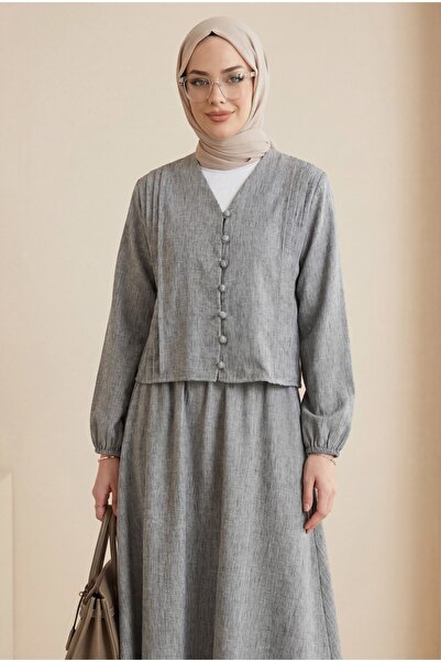 HİJABAYA Λεπτομέρεια με πιέτες με λαιμόκοψη V και κουμπιά στο μπροστινό μέρος...