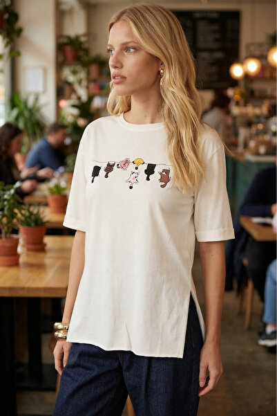 armonika تي شيرت نسائي أبيض بطبعة قطة على الجهة الأمامية مطبوع وجانبيه شق قطن...