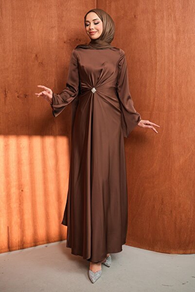 İmajButik Rochie de seară din satin drapată, cu pelerină maro în față