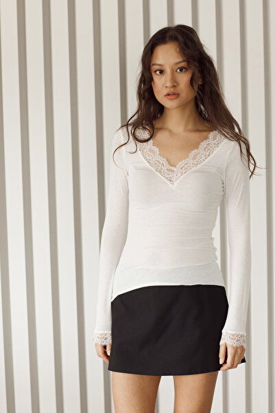 Nisan دانتيل تي شيرت بتفاصيل مفصلة وياقة على شكل حرف V