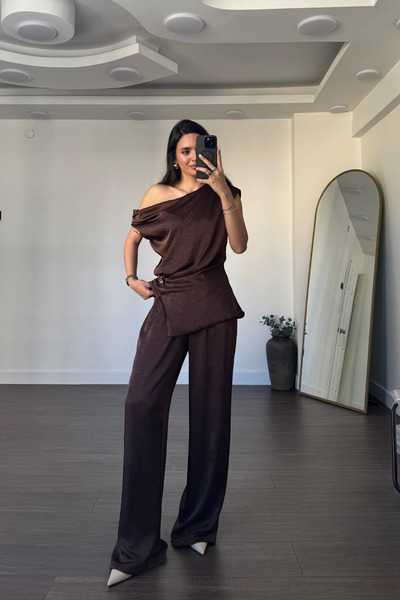 Grtrend Broş Detaylı Degaje Yaka Takım-Kahve