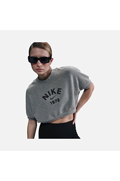 Nike Συλλογή Αθλητικών Ενδυμάτων: Γυναικείο Φλις Κοντομάνικο Μπλουζάκι με Στρ...