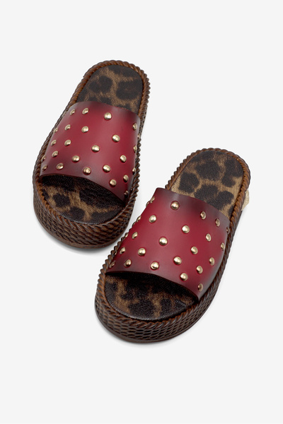 Tonny Black حذاء نسائي أحمر حذاء بنعل بولي يوريثان مزين بالخرز المسطح شبشب