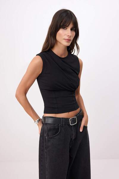 ترينديول كوليكشن بلوزة محبوكة ناعمة بدون أكمام ذات ياقة مستقيمة باللون الأسود...