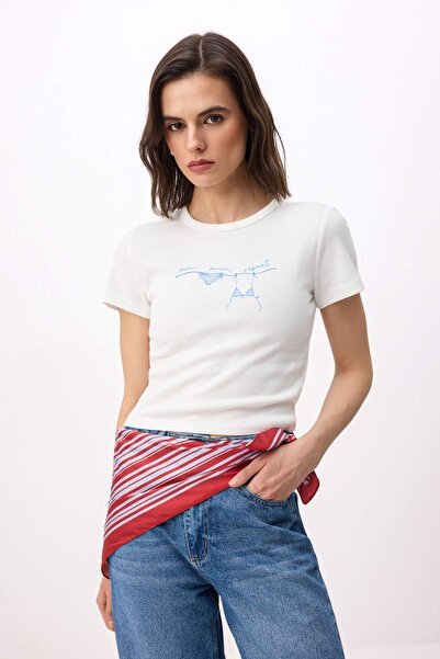 Trendyol Collection Εκρού εμπριμέ εφαρμοστό/στενό κοντομάνικο βαμβακερό πλεκτ...