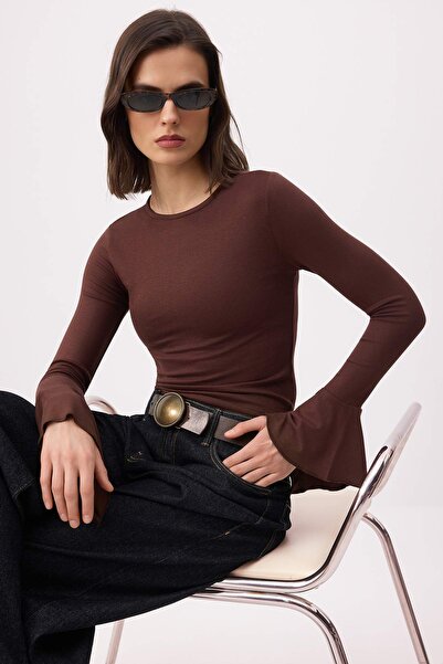 Trendyol Kollektion Braune, figurbetonte, weich gestrickte Bluse mit Volants/...