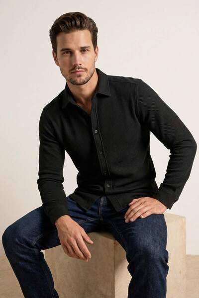 Kolekcja Trendyol Czarna koszula męska o regularnym kroju z fakturą waflową T...