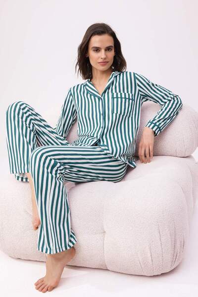 ترينديول كوليكشن طقم بيجامة محبوكة من القطن 100% مخططة باللون الأخضر الزمردي ...