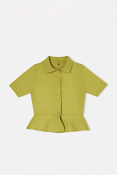 ترينديول كوليكشن بلوزة خضراء بتفاصيل أزرار عند الخصر وتفاصيل بيبلوم TWOSS26BZ...