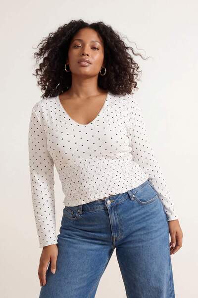 Trendyol Curve Πλεκτή μπλούζα μεγάλου μεγέθους με μοτίβο πουά με λαιμόκοψη σε...