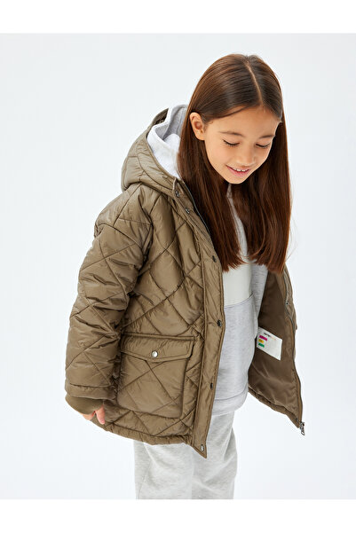 Koton Übergroßer aufblasbarer Mantel mit Kapuze und Druckknopf-Detail, gesteppt