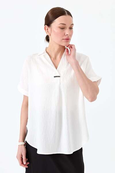 Desen Triko Дамска блуза с катарама отпред, екрю