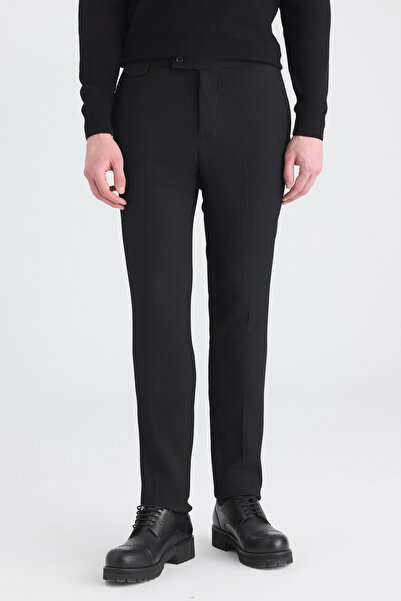 Twn بنطلون رياضي بقصة ضيقة أسود اللون أسود اللون