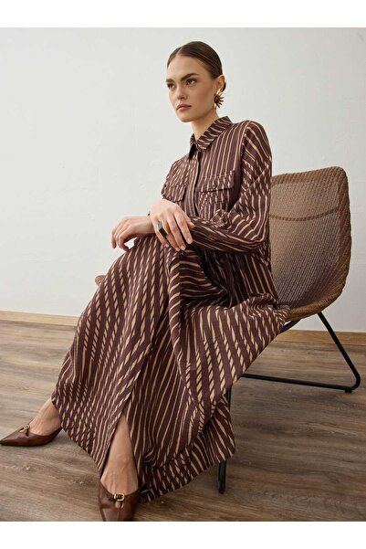 Refka Rochie hijab cu guler cămașă cu model în dungi și curea din piele - maro -