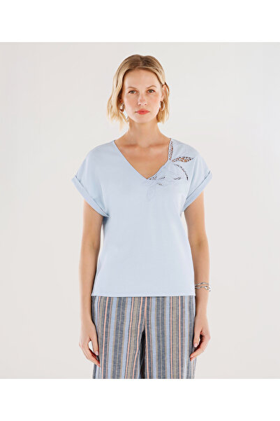 Yargıcı V-Neck Short Sleeve T-Shirt with Embroidery Detail on the Collar