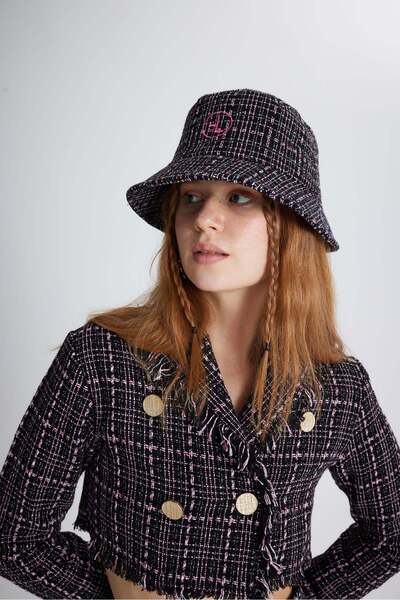 HOLLY LOLLY قبعة دلو من التويد مع شعار قماش التويد باللون الأسود