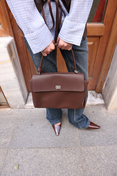 LUTVELIZADE حقيبة 2602 - حقيبة نسائية بلون بني غامق مع تفاصيل قفل على الغطاء