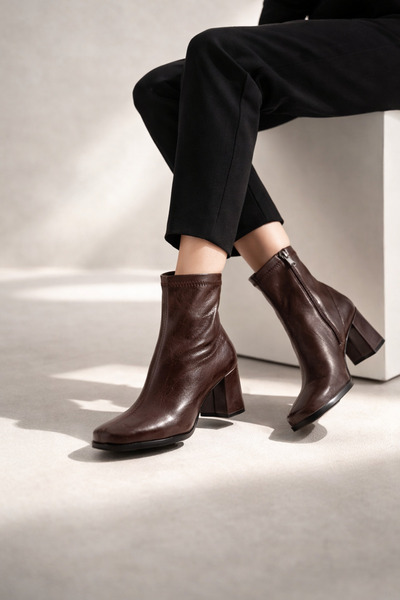 Pinhal Home حذاء للنساء، قصير مطاطي بكعب متوسط الارتفاع، باللون البني الداكن