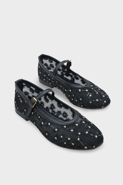 Capone Outfitters حذاء روزاليند نسائي يومي بكعب مسطح ومزين بتطريز زهور وشريط ...