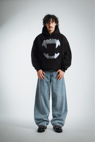 Fadeback هودي كبير الحجم بأحجار الراين على شكل أسنان مصاص الدماء