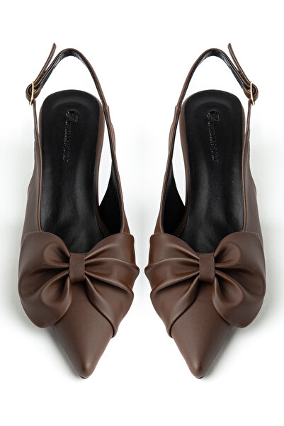 Entella Store حذاء نسائي بكعب من الساتان باللون البني الحار من Lorea مع تفاصي...