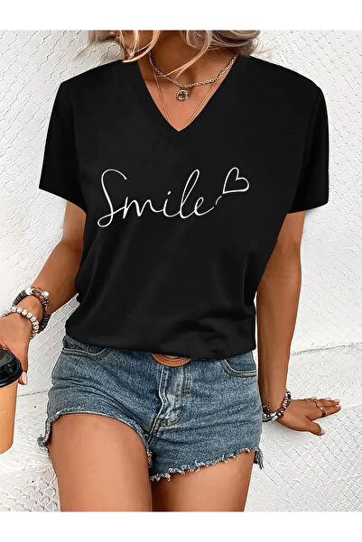 mercoledi تي شيرت نسائي من Smile مطبوع بأكمام على شكل حرف V وقصة عادية