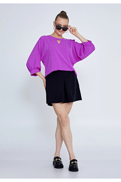 1way The blouse is elegant and modern, made in Turkey.