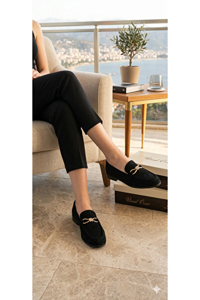 ÜNAL ÖZER Женски черни лофери от естествена кожа със суетен детайл на каишкат...