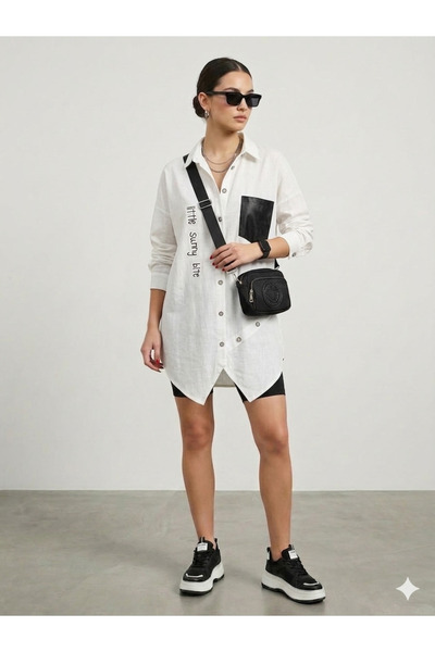 shE tekstil قميص رياضي بتصميم مفصل مطبوع عليه نصًا