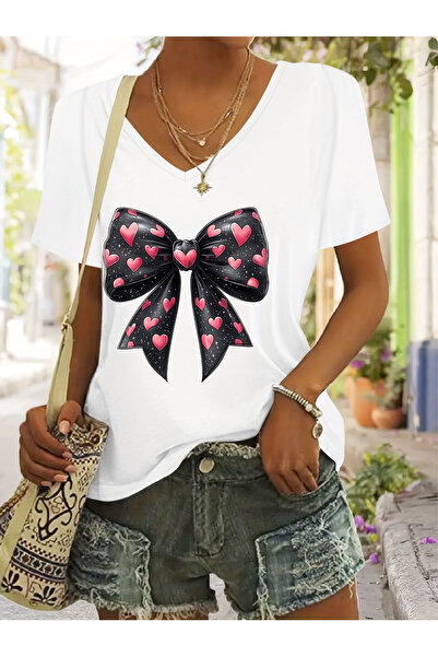 mercoledi تي شيرت نسائي بشريط مطبوع وياقة على شكل حرف V وأكمام عادية