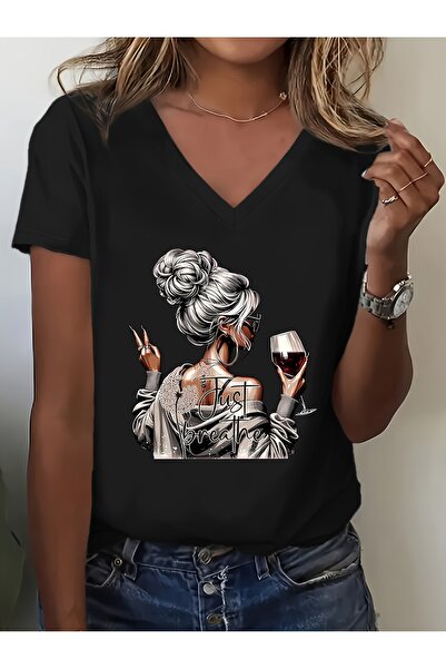 mercoledi تي شيرت نسائي دراماتيك مطبوع بأكمام على شكل حرف V وقصة عادية