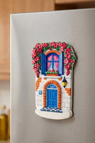 La Queue Jolie Ev Figürlü Buzdolabı Magneti – Mavi Pencereli ve Çiçek Detaylı...