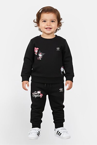 adidas طقم ملابس رياضية خارجية للبنات الصغيرات مكون من قطعتين مطبوع عليهما رس...