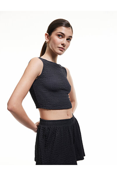 Koton Dokulu Slim Fit Arkası Dekolte Detaylı Crop Kolsuz Atlet